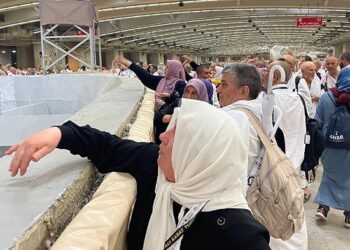 في منى، يرمي الحجاج الجمرات