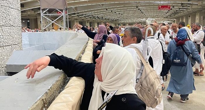 في منى، يرمي الحجاج الجمرات