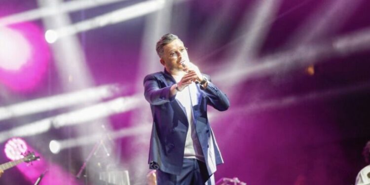 حاتم عمور يلهب الأجواء في ثاني أمسيات مهرجان “أليف”، واسدال الستار على دورة أولى استثنائية