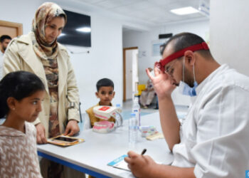 أزيد من 1900 مستفيد من قافلة طبية متعددة التخصصات بجهة الداخلة وادي الذهب