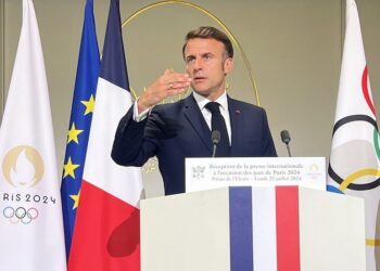 ماكرون يبقي على الحكومة الانتقالية الوسطية طوال فترة إقامة الأولمبياد “لتجنب الفوضى”