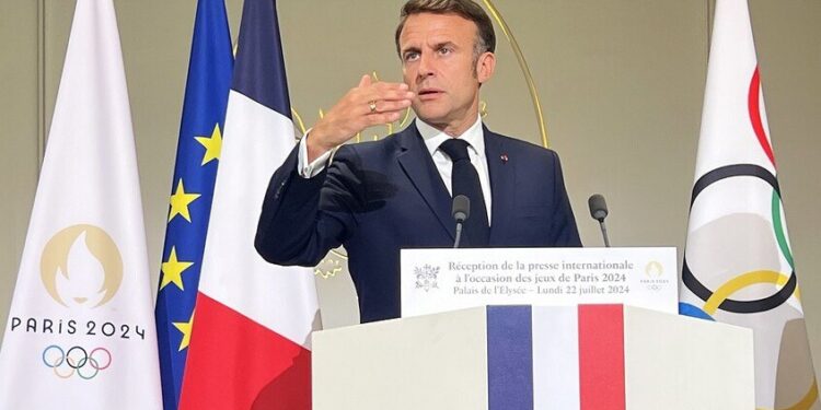 ماكرون يبقي على الحكومة الانتقالية الوسطية طوال فترة إقامة الأولمبياد “لتجنب الفوضى”
