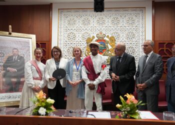 نادية تهامي تستقبل أطفال السلام و يلقون ”نداء السلام” من قلب البرلمان المغربي