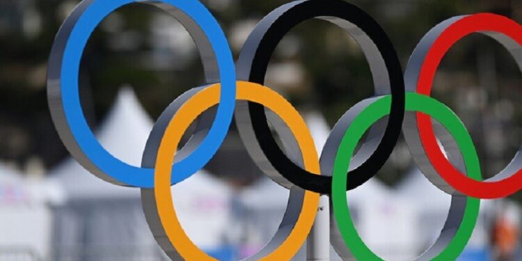 اللجنة الأولمبية الدولية ترد على اتهامها بإزدواجية المعايير في أولمبياد باريس .