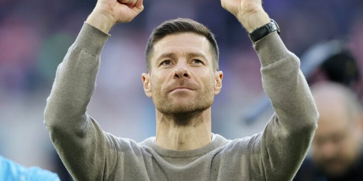 تشابي ألونسو يُتوج كأفضل مدرب في الكرة الألمانية