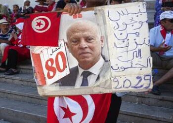 قيس سعيد يتقدم ترشحه رسميا لانتخابات الرئاسة التونسية