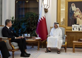 الولايات المتحدة وقطر تبحثان جهود التهدئة في الشرق الأوسط .