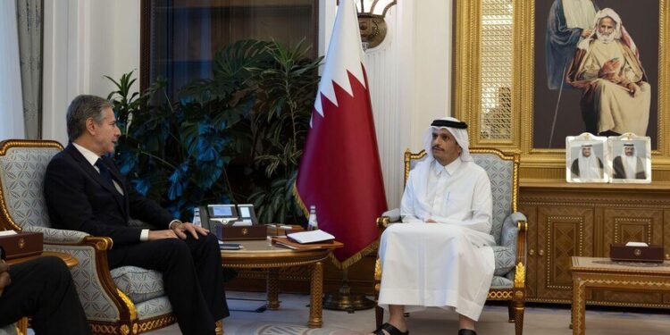 الولايات المتحدة وقطر تبحثان جهود التهدئة في الشرق الأوسط .