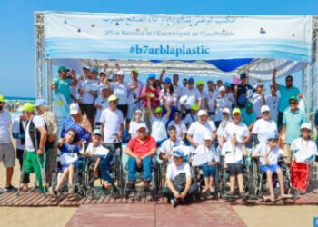 شاطئ بوزنيقة.. المكتب الوطني للكهرباء والماء الصالح للشرب يتعبأ لفائدة الأشخاص ذوي الاحتياجات الخاصة