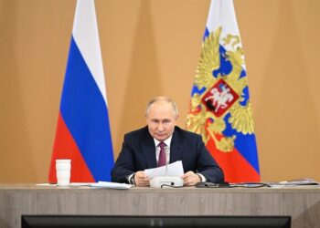 بوتين يوقع قانونا لنظام الهجرة الجديد لإبعاد المهاجرين غير الشرعيين من روسيا .