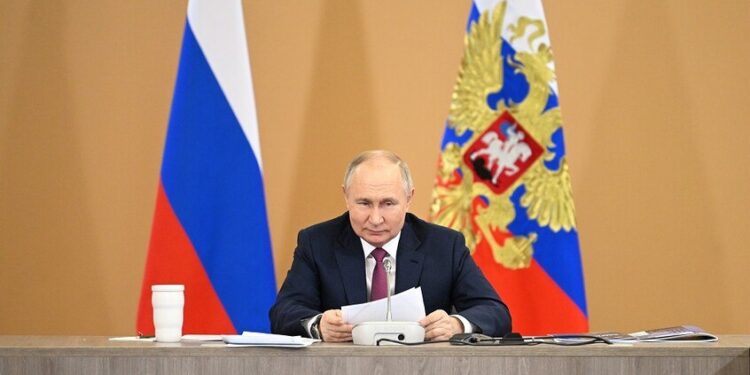 بوتين يوقع قانونا لنظام الهجرة الجديد لإبعاد المهاجرين غير الشرعيين من روسيا .