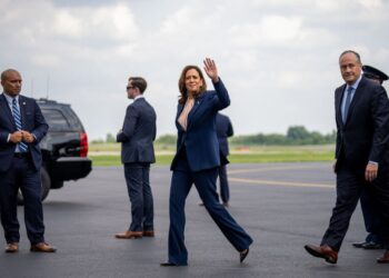 هاريس توافق على المشاركة في المناظرة أمام ترامب في 10 سبتمبر .