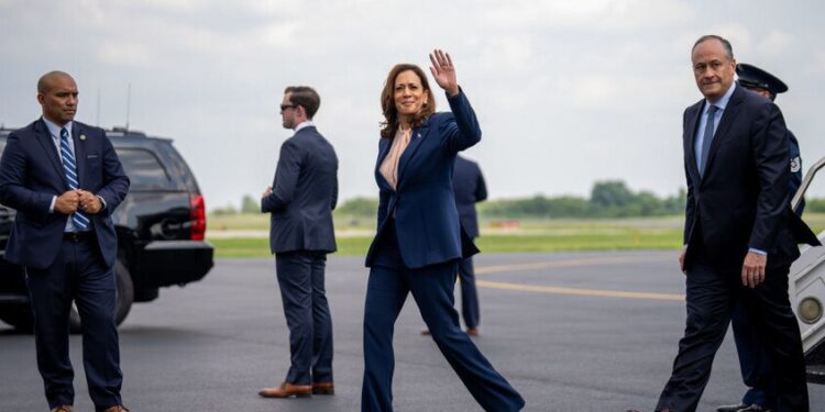 هاريس توافق على المشاركة في المناظرة أمام ترامب في 10 سبتمبر .