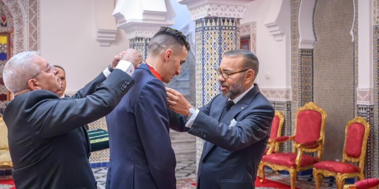 جلالة الملك يستقبل بتطوان البطل الأولمبي سفيان البقالي