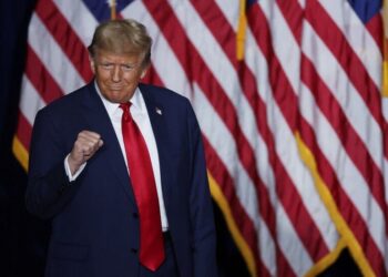 ترامب: هاريس تتجنب وسائل الإعلام بسبب “ضحكتها الهستيرية” .