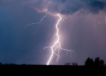 زخات مطرية رعدية قوية مصحوبة برياح عاصفية مرتقبة بعدد من مناطق المملكة (نشرة إنذارية)