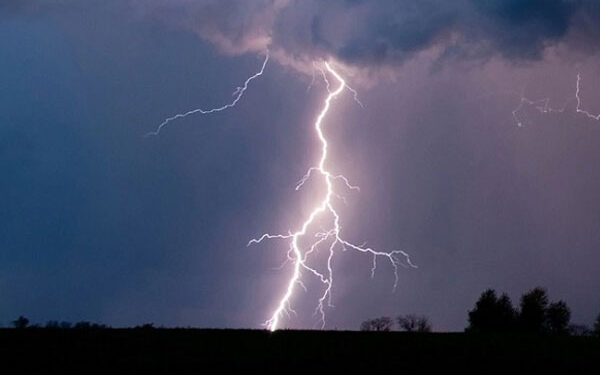 زخات مطرية رعدية قوية مصحوبة برياح عاصفية مرتقبة بعدد من مناطق المملكة (نشرة إنذارية)