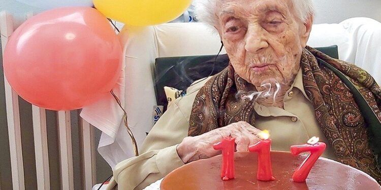عن عمر يناهز 117 عاما …وفاة أكبر معمرة في العالم .