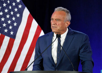 روبرت كينيدي يسحب ترشيحه ويدعم ترامب