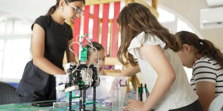 برنامج “المدارس الصيفية” في القدس .. استمرار حلقات “إلعب وتعلم” بملتقى القدس للتراث ومخيم جمعية الرؤيا