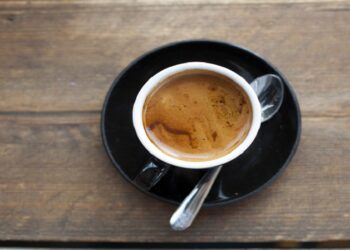 لماذا لا ينبغي شرب القهوة على معدة فارغة؟ .