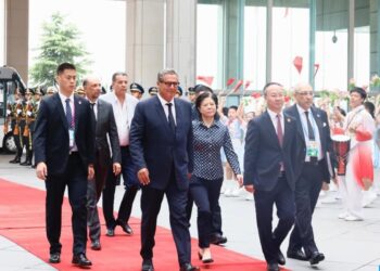 أخنوش  يصل إلى بكين لتمثيل جلالة الملك في قمة منتدى التعاون الصيني الافريقي