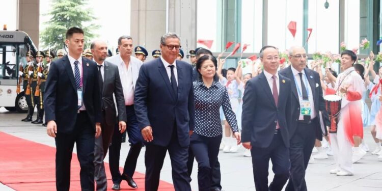 أخنوش  يصل إلى بكين لتمثيل جلالة الملك في قمة منتدى التعاون الصيني الافريقي