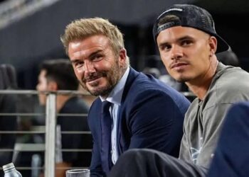 بيكهام يعتزل كرة القدم بعمر 22 عاما للتفرغ لـ”مهنته المفضلة” .