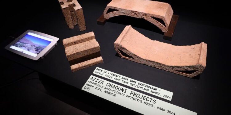 المهندسة المعمارية المغربية عزيزة الشاوني تحرز جائزة معهد العالم العربي للتصميم عن مشروعها “منزل مستدام مضاد للزلازل”