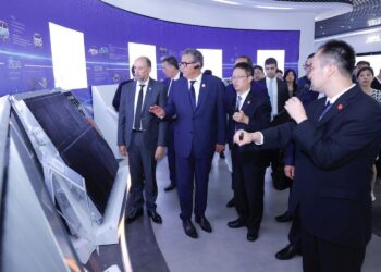 الصين:   أخنوش يزور مصنع “غوشن هاي تيك” بمدينة خِفي ويطلع على تقدم أشغال الوحدة الصناعية الضخمة للقنيطرة