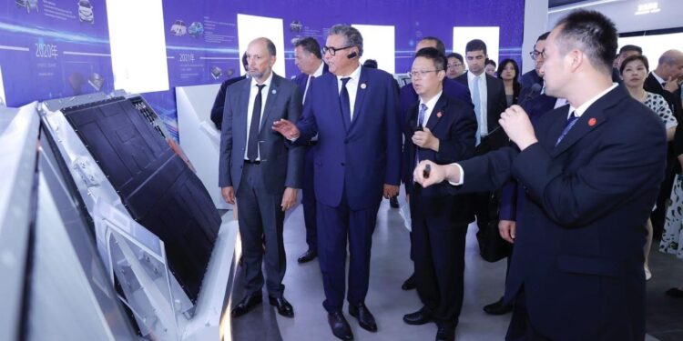 الصين:   أخنوش يزور مصنع “غوشن هاي تيك” بمدينة خِفي ويطلع على تقدم أشغال الوحدة الصناعية الضخمة للقنيطرة