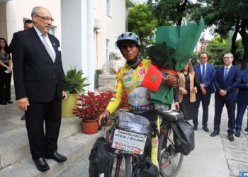 رحلة استغرقت أزيد من نصف سنة ..دراج مغربي يصل إلى الصين قادما من الدار البيضاء