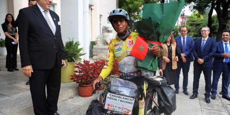 رحلة استغرقت أزيد من نصف سنة ..دراج مغربي يصل إلى الصين قادما من الدار البيضاء