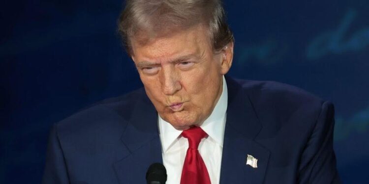 قاض في ولاية جورجيا يرفض تهمتين جنائيتين موجهتين ضد ترامب