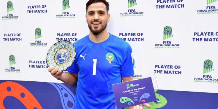 الحارس المغربي كريم أنبيا احسن لاعب في لقاء المنتخب الوطني لكرة القدم داخل القاعة امام طاجيكستان