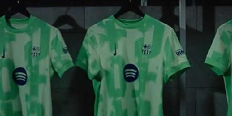 برشلونة يكشف عن سر قميصه الأخضر للموسم الجديد