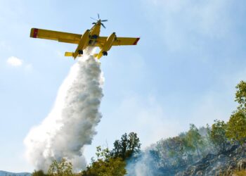 إرسال طائرتين من طراز (كنادير) للقوات المسلحة الملكية في إطار مكافحة حرائق الغابات بالبرتغال