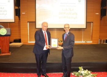 “الألكسو” تمنح درع المنظمة لوكالة بيت مال القدس الشريف تقديرا للأعمال التي تنجزها تحت الرعاية الملكية السامية