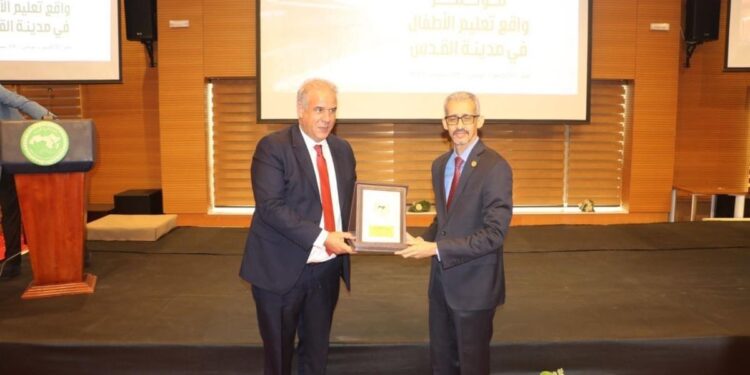 “الألكسو” تمنح درع المنظمة لوكالة بيت مال القدس الشريف تقديرا للأعمال التي تنجزها تحت الرعاية الملكية السامية