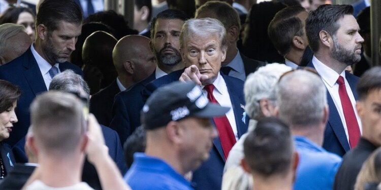 ترامب: بايدن أصبح متخلفا عقليا أما هاريس فولدت هكذا