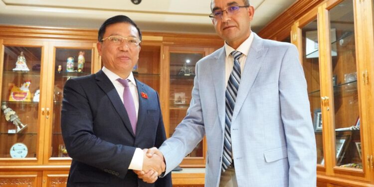 سعيد بعزيز يتباحث مع وفد عن لجنة عمل النواب بالجمعية الوطنية لفيتنام