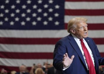 ترامب يتقدم بشكوى ضد حزب العمال البريطاني بسبب هاريس  .