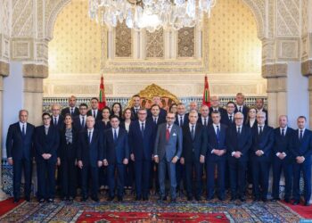 جلالة الملك يستقبل رئيس الحكومة وأعضاء الحكومة في صيغتها الجديدة بعد إعادة هيكلتها