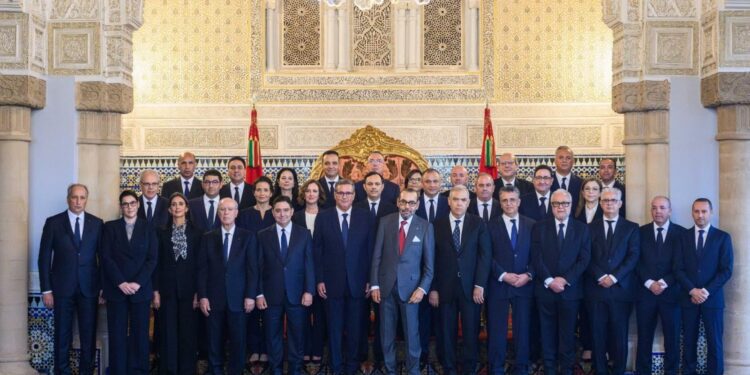 جلالة الملك يستقبل رئيس الحكومة وأعضاء الحكومة في صيغتها الجديدة بعد إعادة هيكلتها