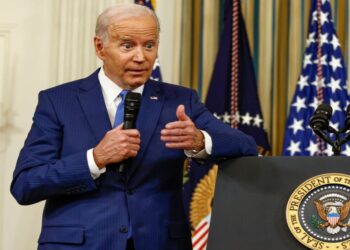 بايدن يسعى مجددا لشطب قروض الطلاب المعوزين