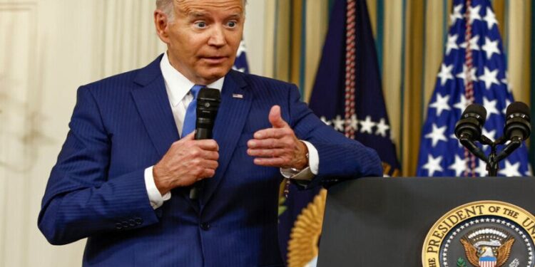 بايدن يسعى مجددا لشطب قروض الطلاب المعوزين