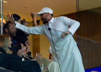 نيمار يخطف الأنظار بالزي السعودي  مع عائلته خلال مباراة الهلال والتعاون