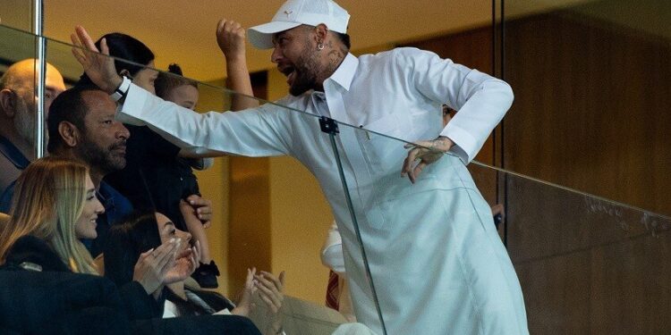 نيمار يخطف الأنظار بالزي السعودي مع عائلته خلال مباراة الهلال والتعاون