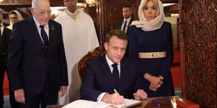 الرئيس الفرنسي السيد إيمانويل ماكرون وحرمه السيدة بريجيت ماكرون يزوران ضريح محمد الخامس