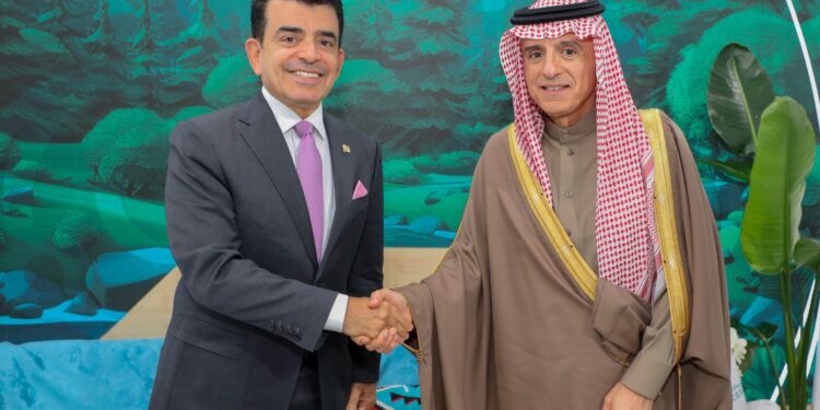 المدير العام للإيسيسكو يستقبل وزير الدولة السعودي للشؤون الخارجية بجناح المنظمة في (كوب 29)